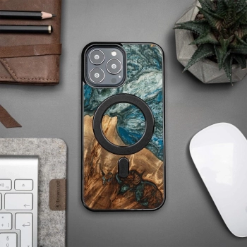 Etui z drewna i żywicy na iPhone 13 Pro Max MagSafe Bewood Unique Planeta Ziemia - niebiesko-zielone