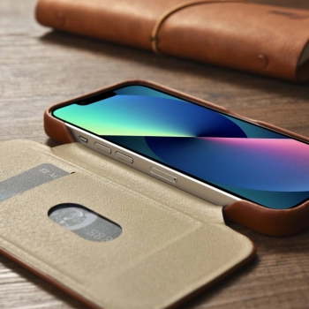 iCarer CE Oil Wax Premium Leather Folio Case skórzane etui iPhone 14 z klapką magnetyczne MagSafe brązowy (AKI14220705-BN)